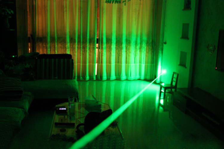 Laserstrahl von Laserpointer Grün Gattling Style Laserstrahl von Laserpointer Grün Gattling Style